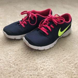 Nike Flex Experience RN tennis shoes